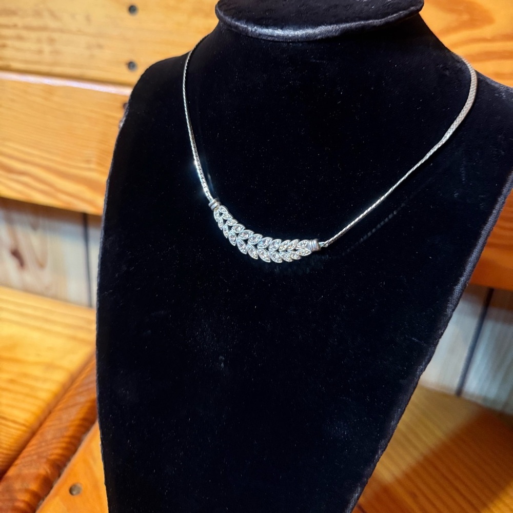 Elegant Silver Necklace with Leaf Design